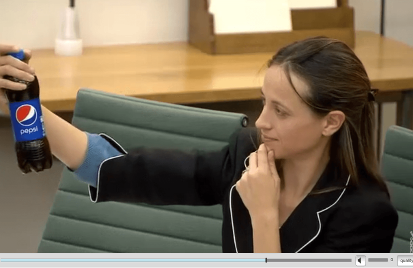 Helen Whately discusses sugary drinks with Jamie Oliver at the Health Select Committee