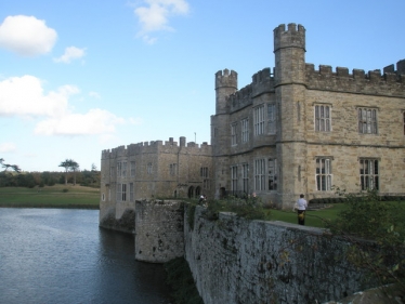 "Autumn in the grounds at Leeds Castle (8) - geograph.org.uk - 1556271" by Bashe